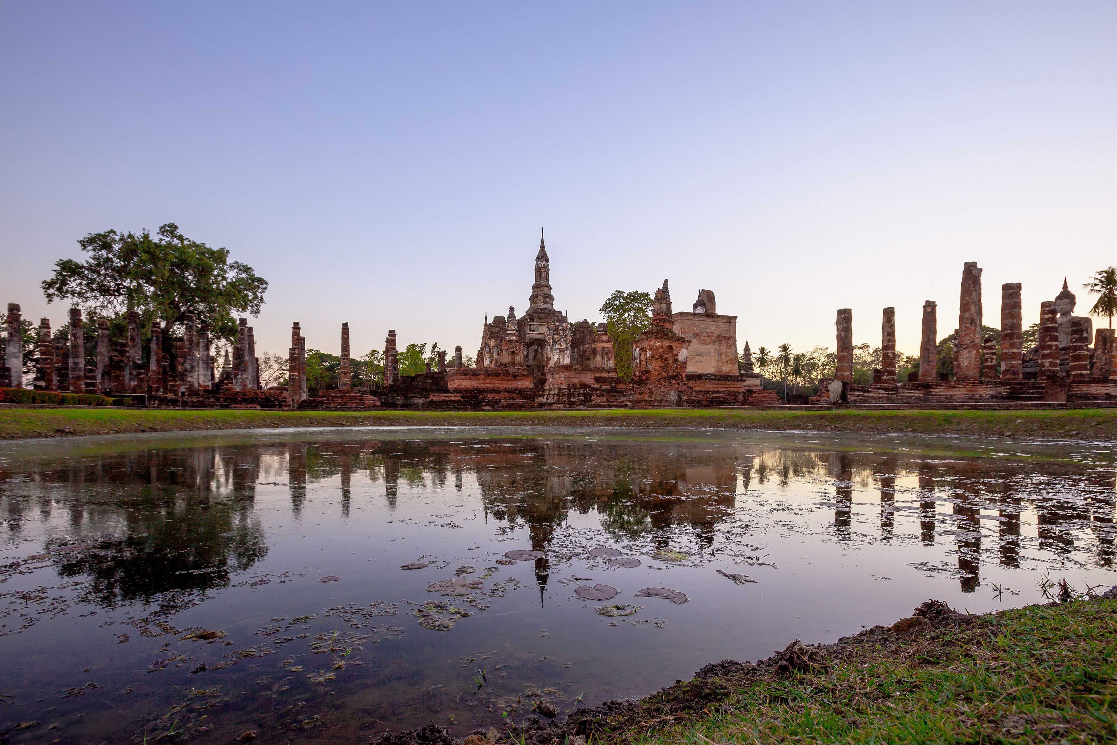 Wat_Mahathat_Sukhothai_before_sunset